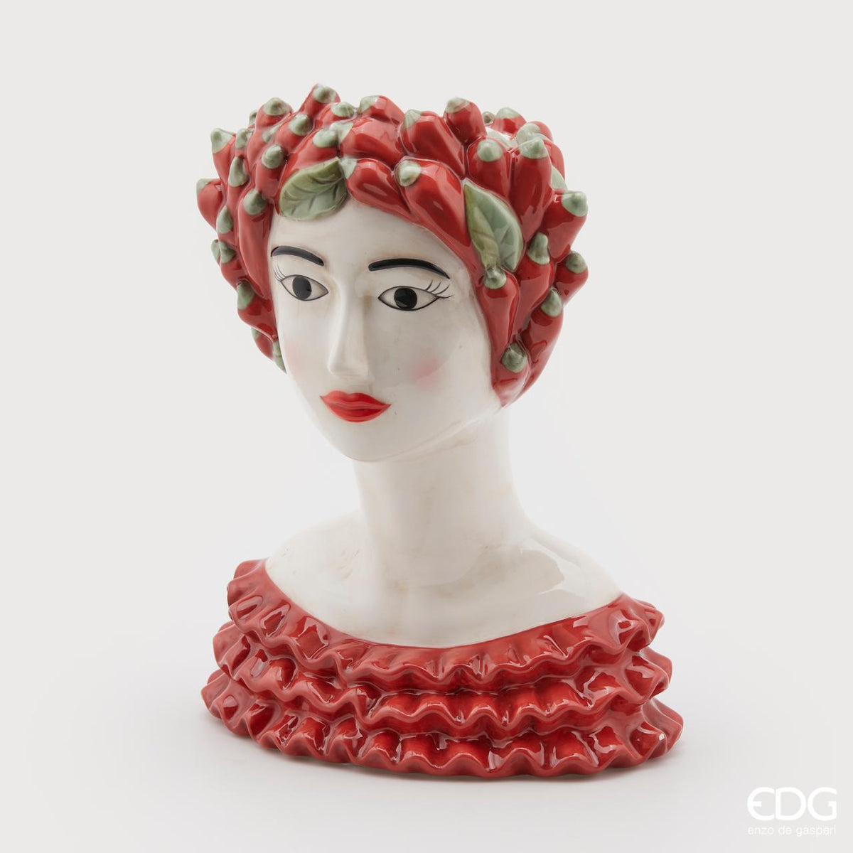 Esalta la bellezza dei tuoi fiori con questo vaso in ceramica, decorato a mano con un accattivante tema peperoncini. Regala un tocco unico e originale alla tua casa! Dimensioni: cm 25 x 16x34 h. In negozio e online su tuttochic.live