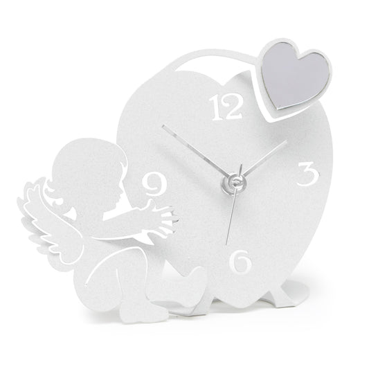 Divertente orologio da tavolo con decorazione in polimetilmetacrilato specchiato, perfetto sia come complemento d’arredo o come bomboniera. Dimensione: 16 x 14 H. Una linea di bomboniere moderne realizzate in ferro tagliato a laser e disponibili in tanti colori.. In negozio e online su tuttochic.live