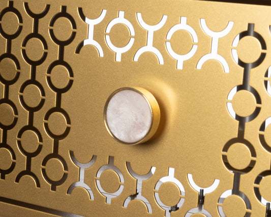 Dettaglio traforo laser oro e pomolo effetto marmo bianco consolle Mayfair Arti e Mestieri