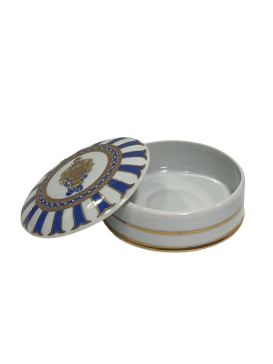Scatola tonda con coperchio bombato in porcellana Limoges con decoro in oro zecchino e blu. Dimensioni: cm ø 10 x h 4,5. In negozio e online su tuttochic.live