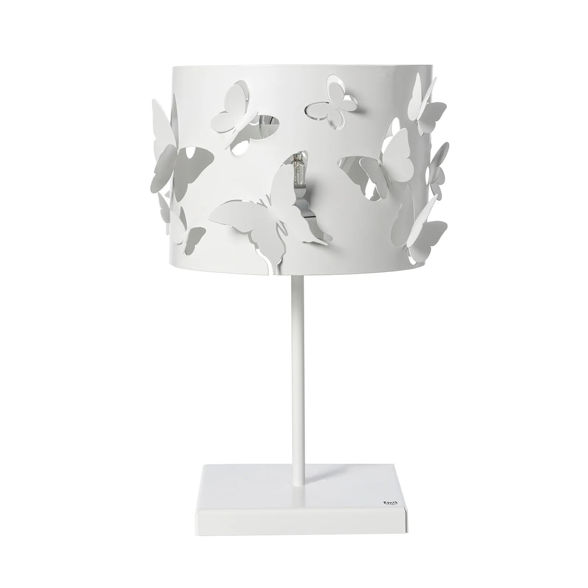 Lampada da tavolo Farfallosa di Arti & Mestieri. Realizzata in metallo di alta qualità, il suo paralume decorato con farfalle in rilievo crea un effetto di luce e ombre unico e suggestivo. In negozio e online su tuttochic.live