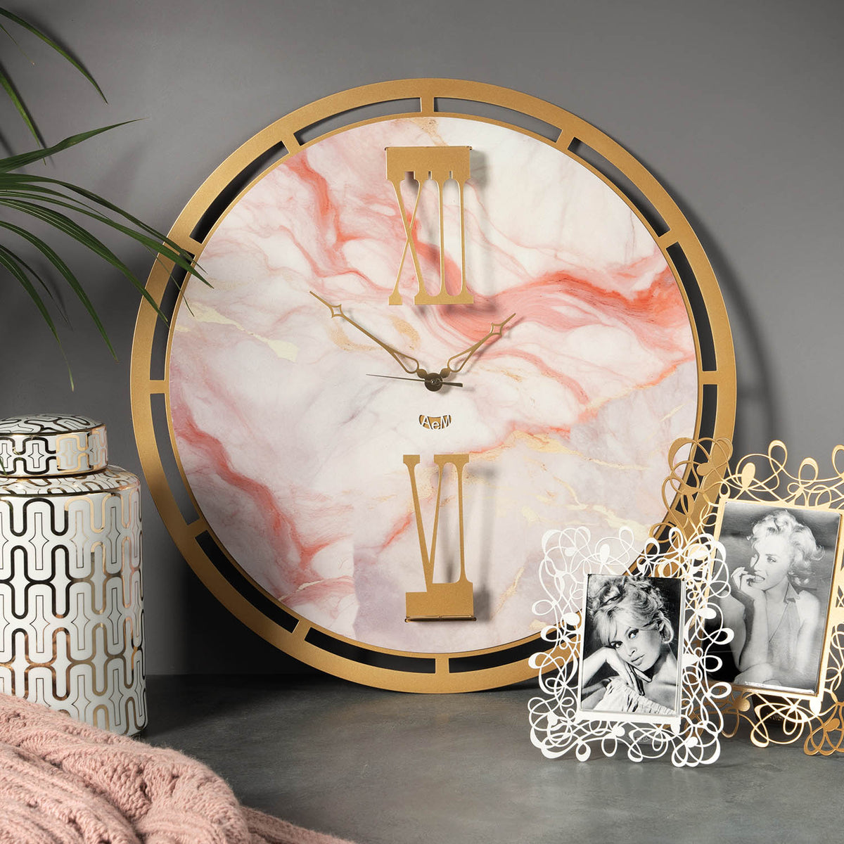 Il porta foto grande Scarabocchio è davvero originale e al tempo stesso elegante e raffinato. Può impreziosire qualsiasi ambiente, salotto, camera da letto oppure studio. Dimensioni 26 x 30 h cm cornice esterna e 14 x 18 h cm foto Materiale: metallo. In negozio e online su tuttochic.live