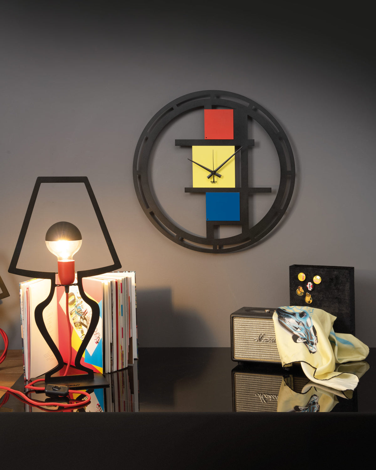 Orologio artistico Mondrian 50, una vera opera d’arte in casa: non solo perché si ispira ai quadri dell’omonimo e famoso pittore olandese, fondatore del neoplasticismo, ma anche perché con i suoi colori e la sua forma rende unico ogni ambiente. Dimensioni: Ø cm 50 Materiale: metallo. In negozio e online su tuttochic.live