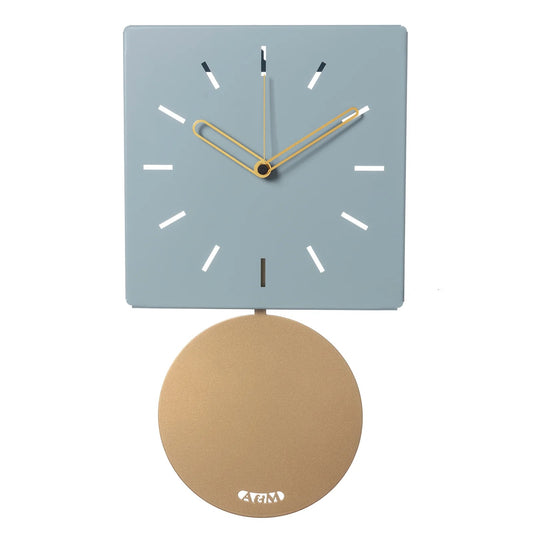 Orologio da parete Grace in metallo, il quadrante quadrato e il pendolo rotondeggiante, questo orologio offre una combinazione di colori pastello delicati e accoglienti. Dimensioni: 24 x 43,5 cm di altezza (profondità 4 cm). In negozio e online su tuttochic.live