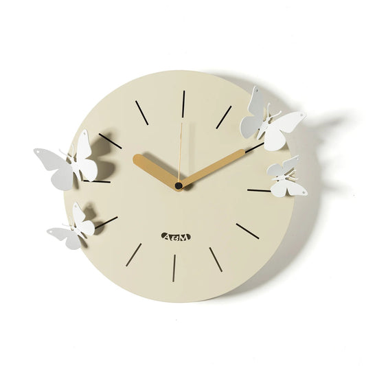 Orologio da parete in metallo Farfalle Battito D'Ali, il quadrante circolare è decorato con quattro farfalle magnetiche che possono essere posizionate in modo personalizzato Dimensioni: Ø 30 cm. In negozio e online su tuttochic.live