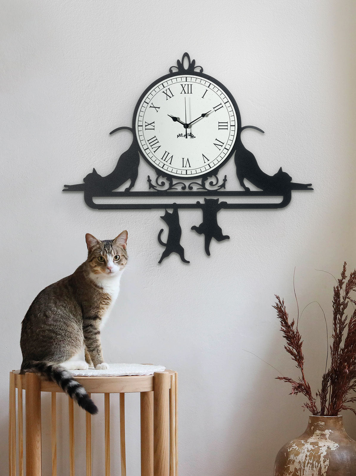 Orologio Cattitude da parete, realizzato in ferro e di colore nero, il complemento d’arredo per chi vuole unire l’utilità all’amore per gli animali. Originale e simpatico rappresenta l’allegria e la freschezza degli ambienti. Dimensioni: 62 X 52 cm. In negozio e online su tuttochic.live