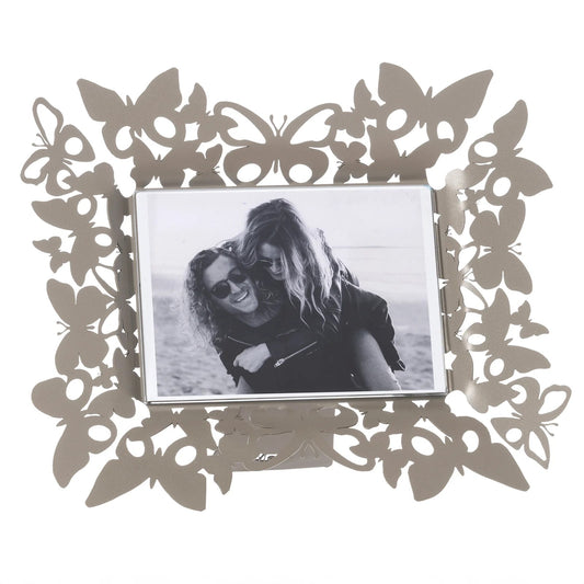 Portafoto Farfalloso orizzontale. Realizzato in metallo decorato con farfalle di diverse dimensioni. Dimensioni: 30,5 x 25,5 H cm (17 x 13 cm formato foto) Prodotto in Italia. In negozio e online su tuttochic.live