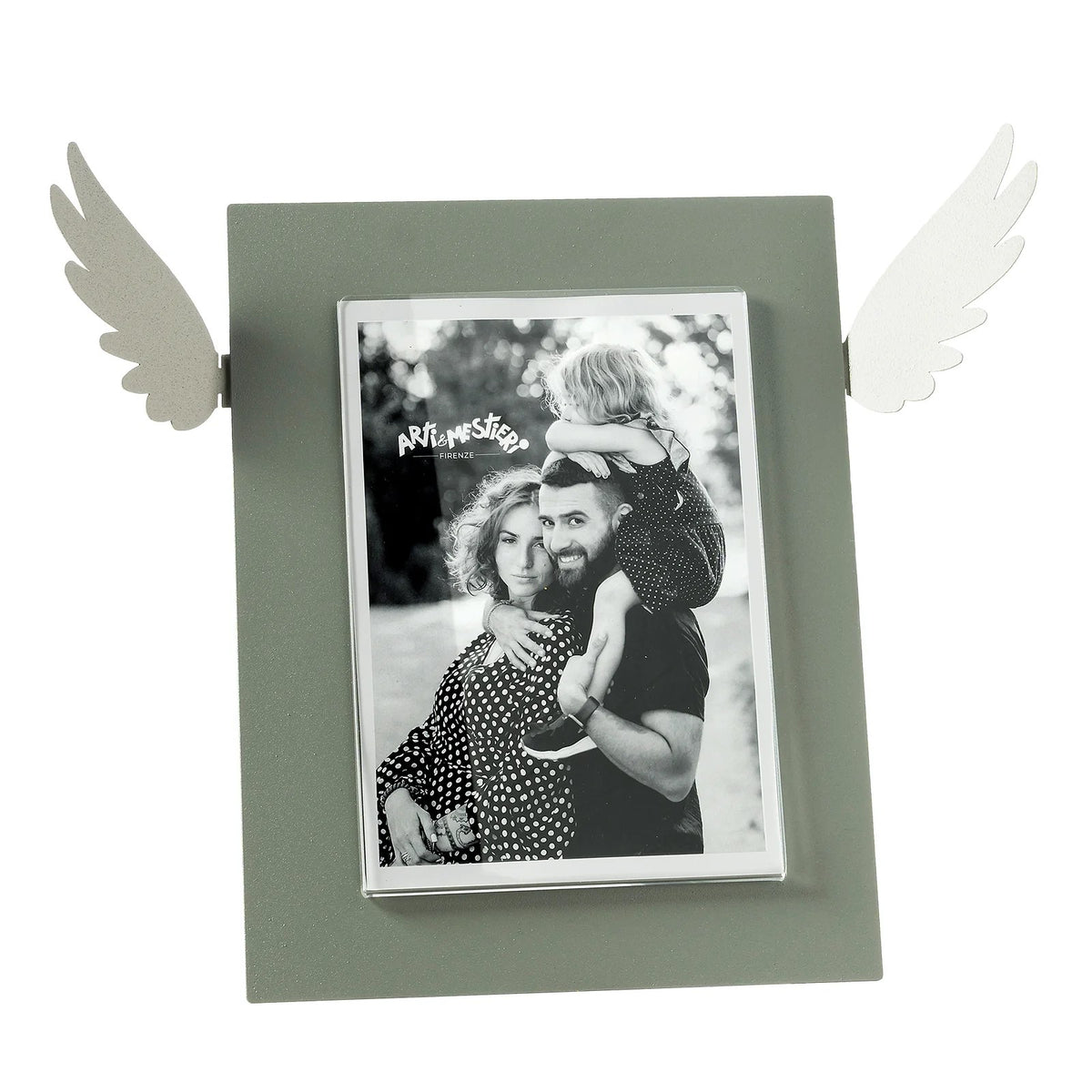 Portafoto Icaro di Arti e Mestieri. Realizzato in metallo colorato con le ali che si estendono dai lati, ispirato al mito di Icaro. Dimensioni: 33,3 x 25 h cm (13x18 formato foto). In negozio e online su tuttochic.live
