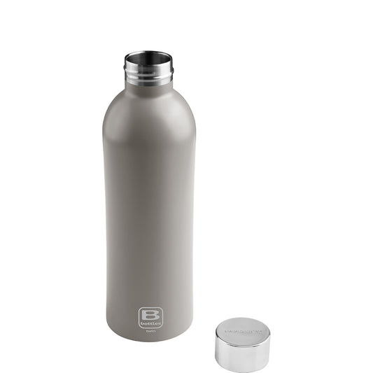 Bottiglia TWIN 800 ml (27.051 fl.oz.) Concrete sand - grigio sabbiato. Tappo finitura lucida. Finitura anti-graffio DIAMOND COATING. Mantiene i liquidi caldi per 12 ore, freddi per 24 e il ghiaccio per 36 ore. Realizzata in acciaio inox 18/10 Misure: Diametro ø 8 cm, altezza 26 cm. In negozio e on line su tuttochic.live