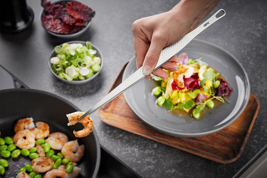 Realizzata in acciaio inox, la Pinza da cucina Esatto è ideale per lavori delicati in cucina e sulla griglia. Dimensioni: cm 30x1,8x5h Peso: 77 g. In negozio e online su tuttochic.live