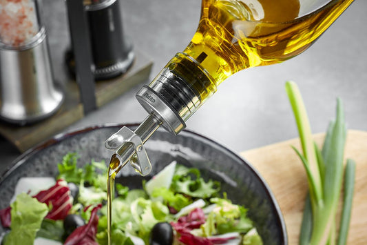 Dosatore versatore SEESAW di GEFU in acciaio inox con coperchio automatico per bottiglie di olio e aceto.