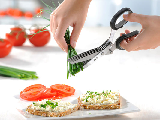 Con le loro cinque paia di lame, le forbici per erbe aromatiche assicurano un lavoro rapido e semplice, nonché un taglio delicato e che preserva l'aroma dell'erba cipollina, prezzemolo ecc. Facili da pulire con il pettine per la pulizia incluso. Si consiglia di lavare a mano. In negozio e online su tuttochic.live