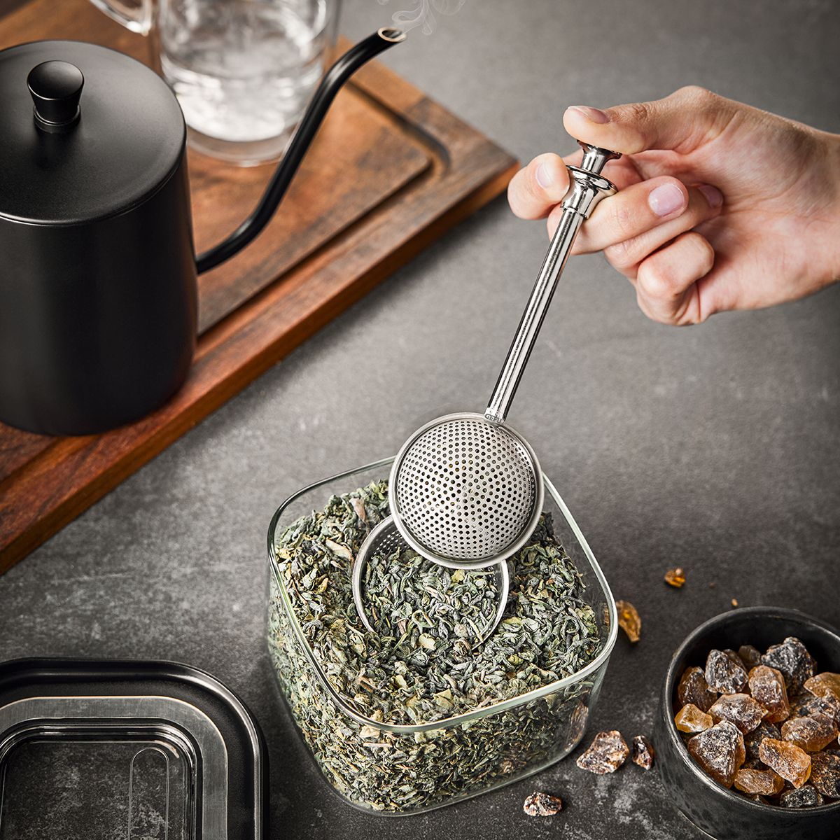 ideale per la preparazione di tè sfuso• sfera ad apertura facile grazie al manico scorrevole• adatto anche per erbe e spezie• dimensioni: cm 17,2 x 5• acciaio inox pregiato / resina Lavabile in lavastoviglie. In negozio e online su tuttochic.live