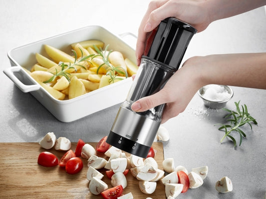 Può tagliare il cibo in quarti o in ottavi. Dimensioni: Ø 7,0 cm, H 17,5 cm lama in acciaio giapponese lavabile in lavastoviglie. In negozio e online su tuttochic.live