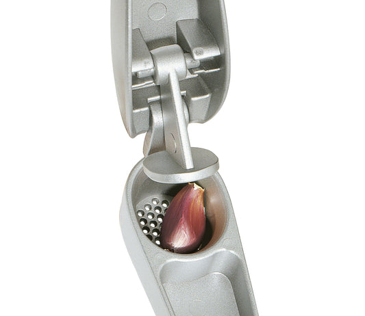 Spremiaglio Quick è l'alleato perfetto in cucina per schiacciare l'aglio senza sforzi. Realizzato in alluminio Dimensioni: cm 3x4,9x16,5 Peso: 0,16 kg. In negozio e online su tuttochic.live