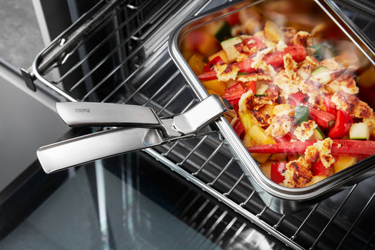Niente più dita scottate: con FIXIT, casseruole calde, teglie da forno e per pizza possono essere afferrate in modo sicuro e comodamente rimosse dal forno. resistente al calore fino a 250° Dimensioni: L 19,2 cm, P 3,0 cm, H 6,5 cm acciaio inossidabile/silicone. In negozio e online su tuttochic.live
