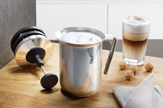 Schiumatore per latte manuale RICCARDO di GEFU in acciaio inox, con doppio retino e base per induzione.