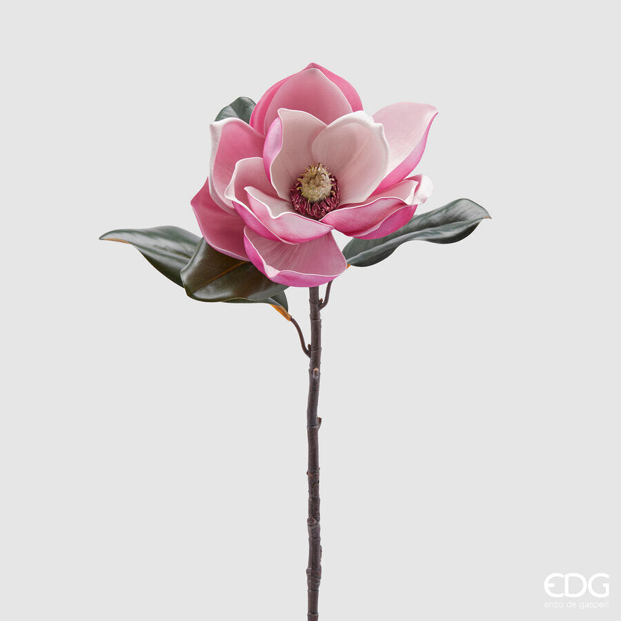 Magnolia Supreme con foglie, che presenta un fiore di colore viola su una base di plastica decorata. Dimensioni: altezza cm 73. In negozio e online su tuttochic.live