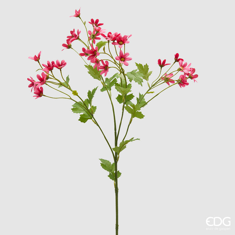 Il fiore artificiale di Margherita è un'aggiunta vivace e senza manutenzione a qualsiasi spazio. Realizzato con plastica per un aspetto realistico e petali in tessuto fucsia per un tocco di colore Dimensioni: altezza cm 70. In negozio e online su tuttochic.live