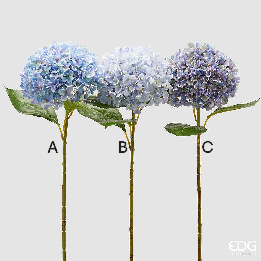Questa ortensia azzurra è un fiore artificiale con un ramo resistente in plastica e petali morbidi in tessuto. Disponibili in 3 tonalità di azzurro Dimensioni: altezza cm 65. In negozio e online su tuttochic.live