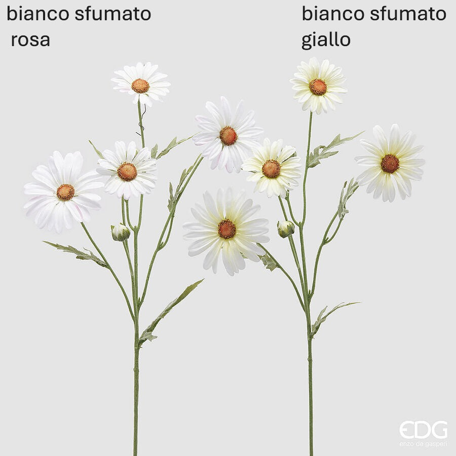 Il fiore artificiale di Margherita è un'aggiunta vivace e senza manutenzione a qualsiasi spazio. Realizzato con plastica per un aspetto realistico e petali in tessuto bianco per un tocco di colore Dimensioni: altezza cm 60. In negozio e online su tuttochic.live