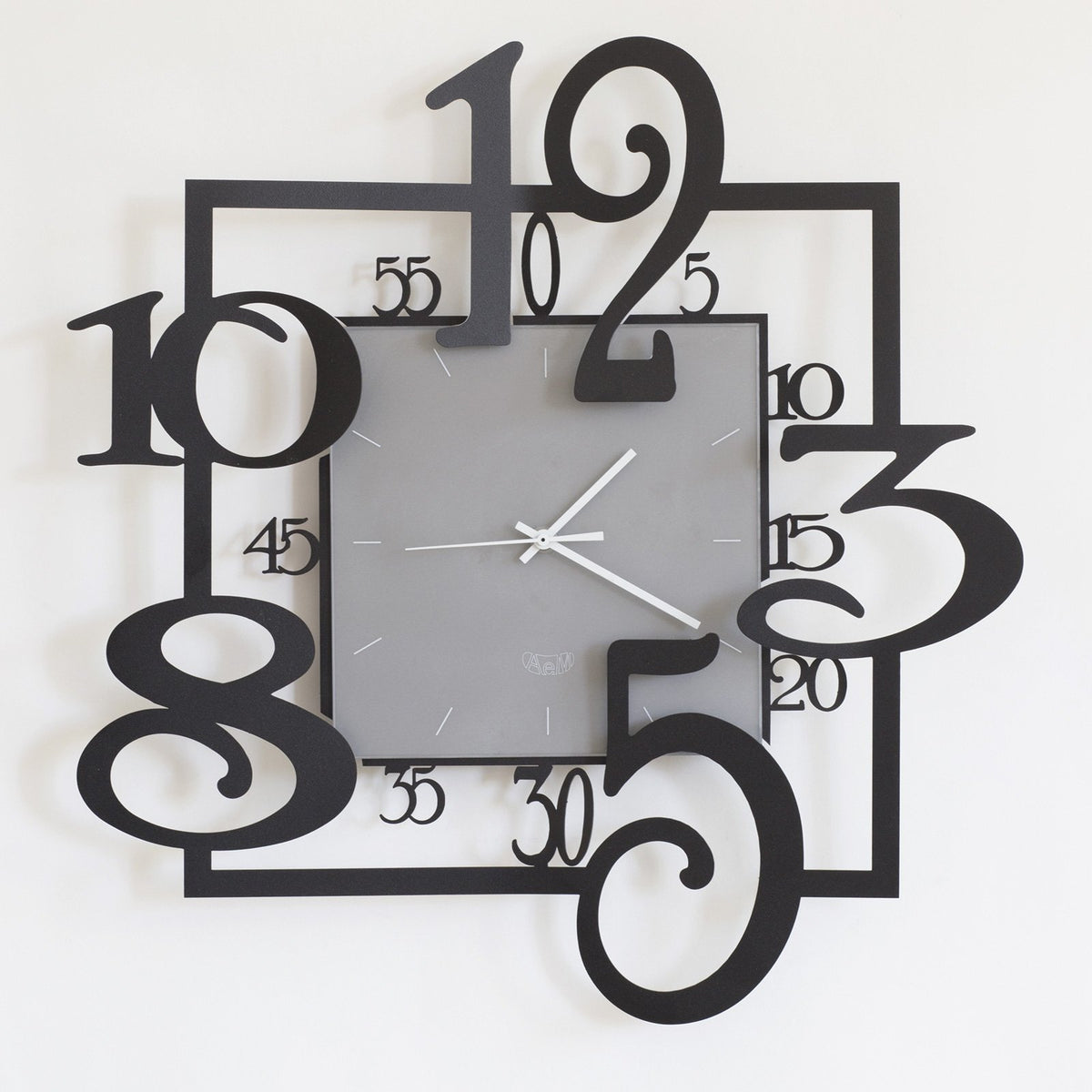 Orologio da parete quadrato Amos è strutturato su due forme quadrangolari, una il quadrante e l’altra la cornice. Dimensione: cm 50 x 5 p x 50 H. Materiale: ferro. In negozio e online su tuttochic.live