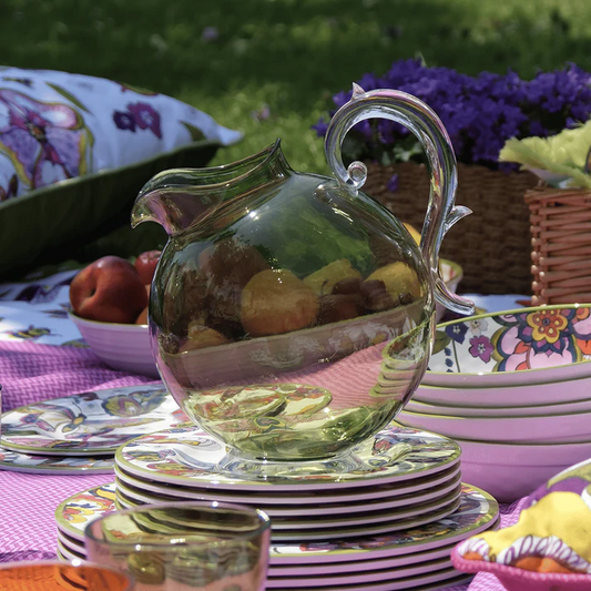 Brocca in acrilico di colore verde trasparente della delicata collezione Aqua. Le perfette linee classiche trovano spazio ed espressione in oggetti capaci di coniugare la seduzione di un design raffinato con l'armonia di un materiale funzionale come l'acrilico. Capacità: litri 2,25. In negozio e online su tuttochic.live