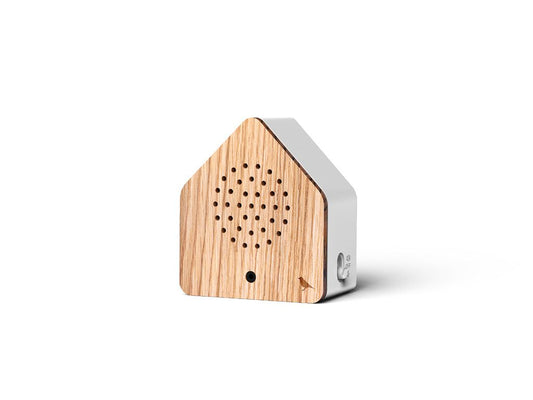 Satellitebox Thrush riproduce l'armonia del canto melodioso e intenso del tordo bottaccio. Funzionamento a batteria ricaricabile. Cassa triangolare in plastica. Dimensioni: cm 7 x 4 x 7,7 h. In negozio e online su tuttochic.live