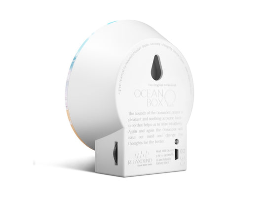 Oceanbox Surf ti fa venir voglia di trascorrere una giornata al mare. Il ritmo eterno delle onde, la brezza fresca e il richiamo dei gabbiani ci fanno rilassare subito. I suoni dell'oceano vengono attivati da un rilevatore di movimento Ricaricabile Dimensioni: cm 10,8 x 5 x 11,5 h. In negozio e online su tuttochic.live