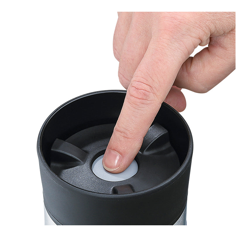 La tazza termica infrangibile, realizzata in acciaio inossidabile satinato e coperchio in resina di alta qualità. Il coperchio a tenuta stagna è dotato di un'imboccatura a 360°, che consente di bere da qualsiasi punto del bordo della tazza Dimensioni: cm Ø7,5x15,5 Capacità: 300 ml. In negozio e online su tuttochic.live