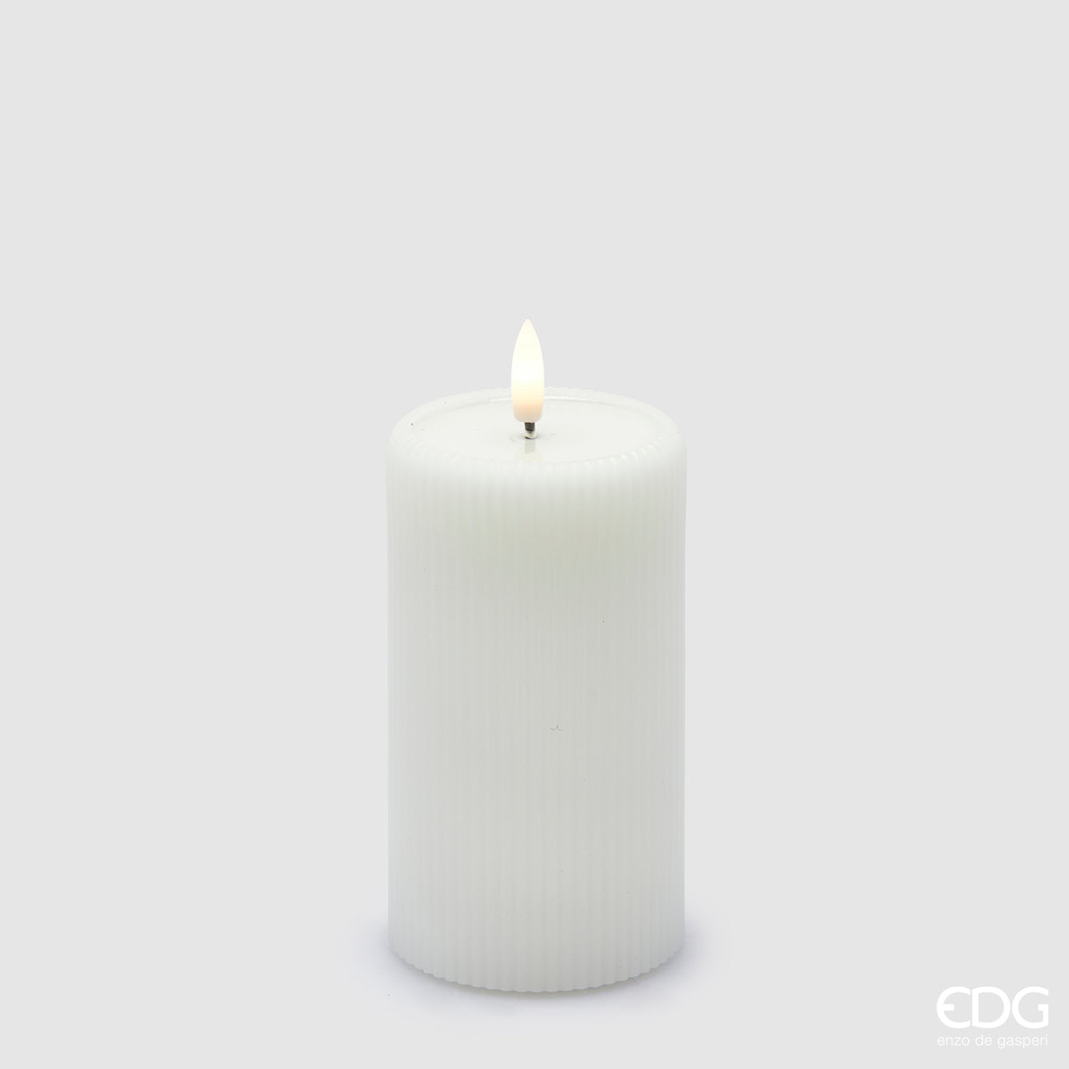 Con il suo strato esterno in vera cera e il telecomando incluso, puoi creare un'atmosfera di lusso e rilassante con facilità. Funziona con 2 batterie stilo AA incluse Dimensioni: cm Ø 7,5 x 13 h Funzione timer: 8 ore ON - 16 ore OFF. In negozio e online su tuttochic.live