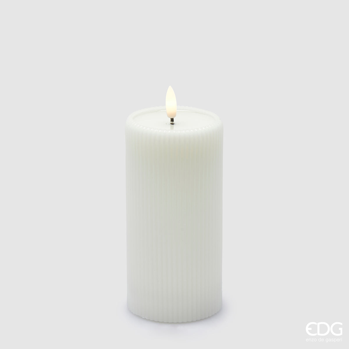 Con il suo strato esterno in vera cera e il telecomando incluso, puoi creare un'atmosfera di lusso e rilassante con facilità. Funziona con 2 batterie stilo AA incluse Dimensioni: cm Ø 7,5 x 15 h Funzione timer: 8 ore ON - 16 ore OFF. In negozio e online su tuttochic.live