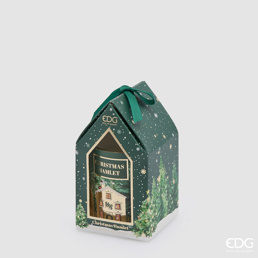 Candela natalizia profumata EDG in scatola regalo verde a forma di casetta con tetto spiovente e fiocco, che mostra il bicchiere in vetro verde decorato "Christmas Hamlet".