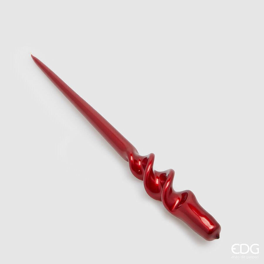 Candela lunga per candelabro Twist Deluxe Maxi da 40 cm, firmata EDG Enzo De Gasperi, in tonalità rosso acceso laccato lucido con fusto inferiore modellato a spirale.