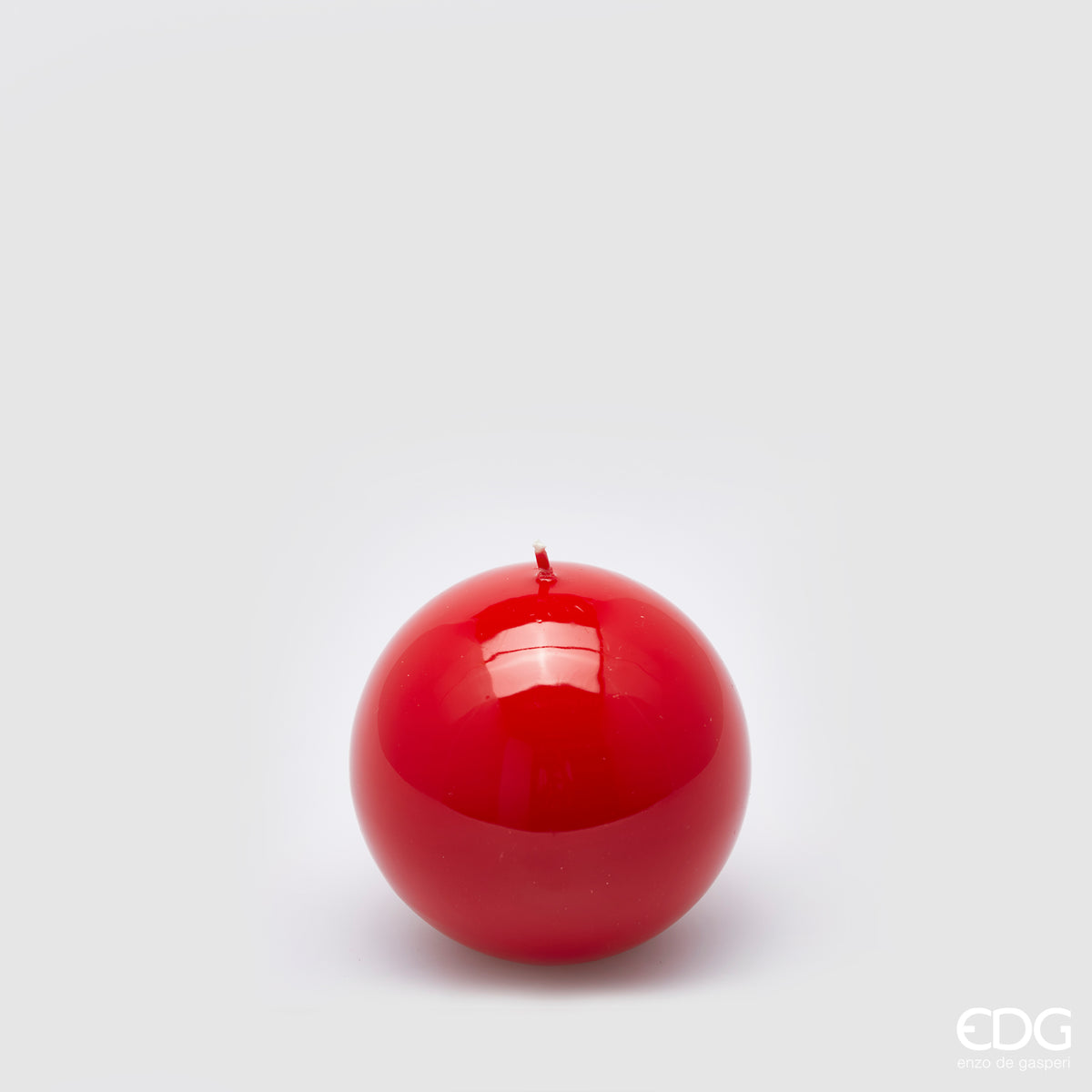 Questa candela sfera di 80 mm è realizzata in cera rossa laccata. Dimensioni: diametro 8 cm - Durata 14 ore .uso decorativo. In negozio e online su tuttochic.live