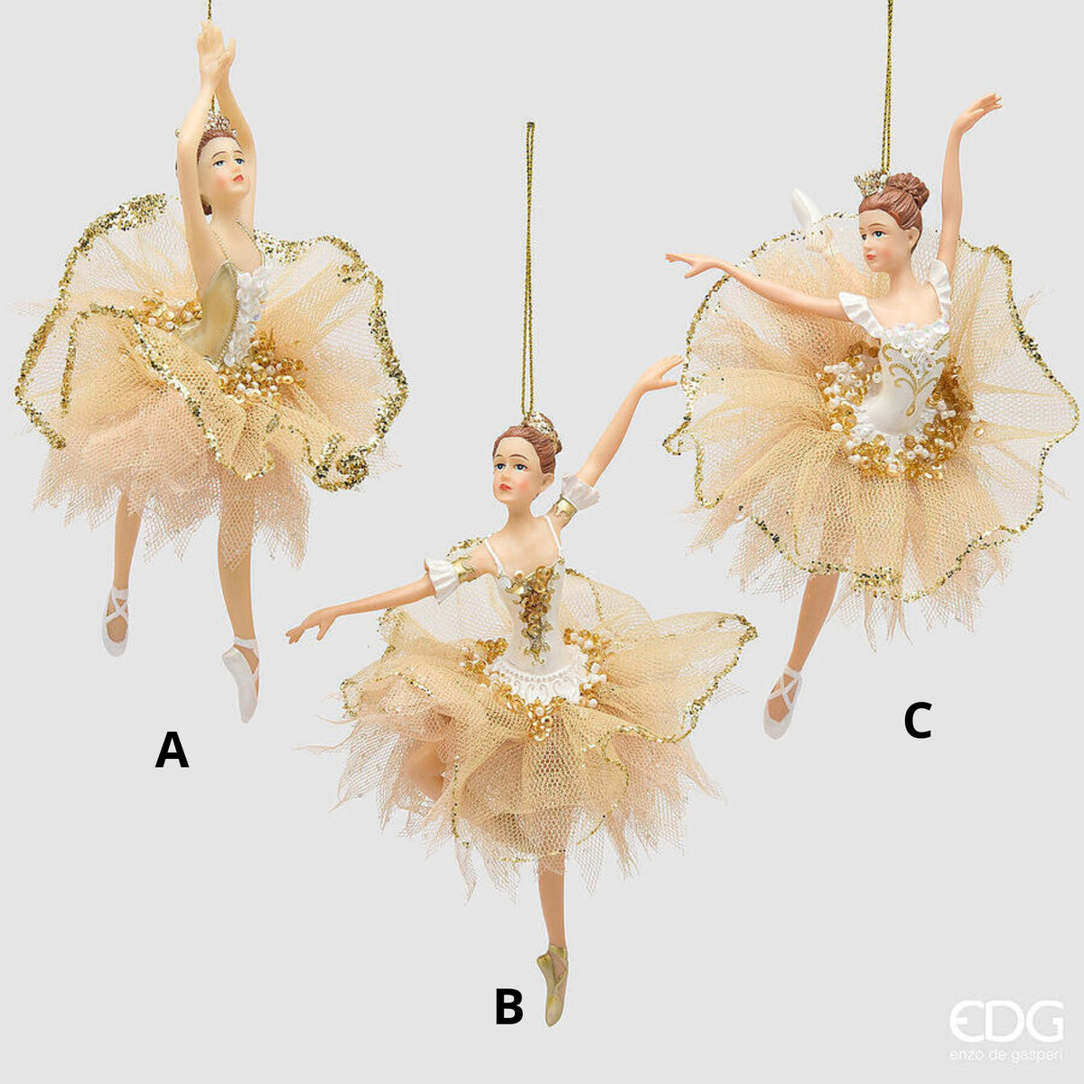 Trittico di statuine natalizie sospese raffiguranti ballerine classiche firmate EDG Enzo De Gasperi, alte 17 cm, realizzate in poliresina con tutù in tulle champagne e finiture glitter oro.