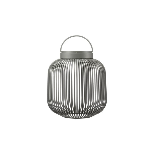 Lampada a lanterna portatile ricaricabile LITO M Blomus color Grigio Granito, con fili metallici e maniglia superiore sagomata, isolata su fondo bianco.