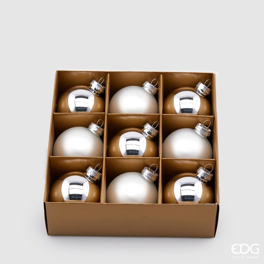 Confezione di 9 palline in vetro di colore argento (5 lucide e 4 opache) con diametro di 6 cm. In negozio e online su tuttochic.live