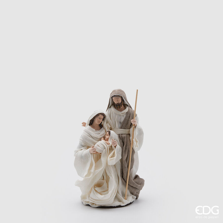 Statuina della Sacra Famiglia Natività Lord firmata EDG Enzo De Gasperi, altezza 22 cm, caratterizzata da abiti in vero tessuto modellato color avorio e tortora su base rigida.