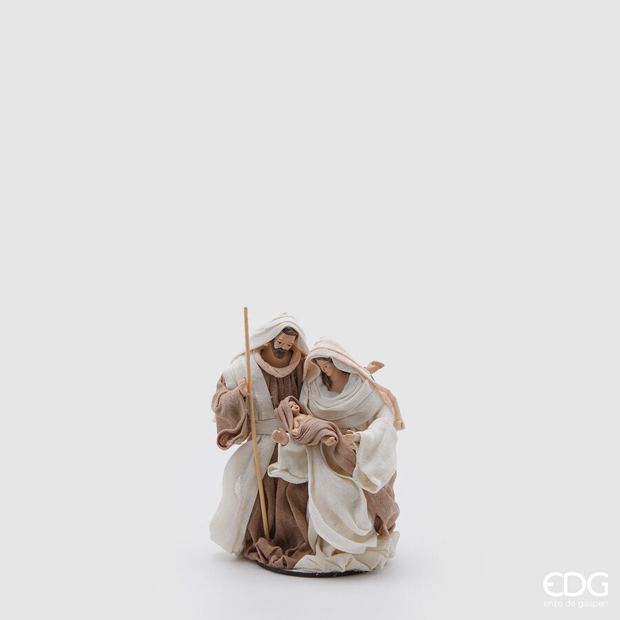 Statuina della Sacra Famiglia Natività Lord firmata EDG Enzo De Gasperi, altezza 17 cm, con dettagli del viso finemente dipinti e vesti in vero tessuto modellato color nocciola e avorio.