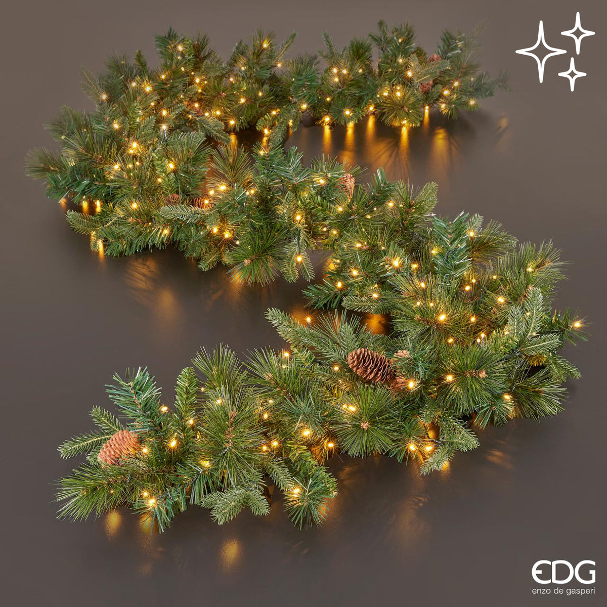 Festone di pino artificiale natalizio lungo 270 cm con pigne e 300 luci led calde acceso firmato Enzo De Gasperi EDG.