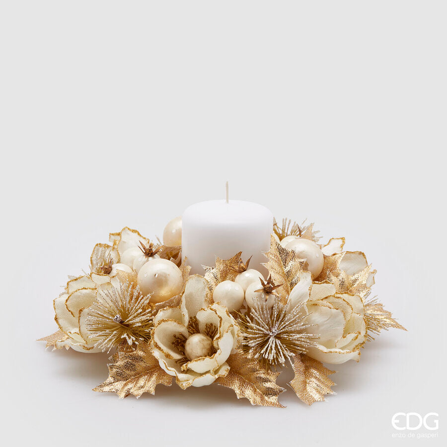 Grande coroncina portacandela natalizia di diametro 20 cm con sontuosi fiori di magnolia avorio e oro, melograni perlati e foglie dorate glitterate, marca EDG Enzo De Gasperi con cero bianco al centro.