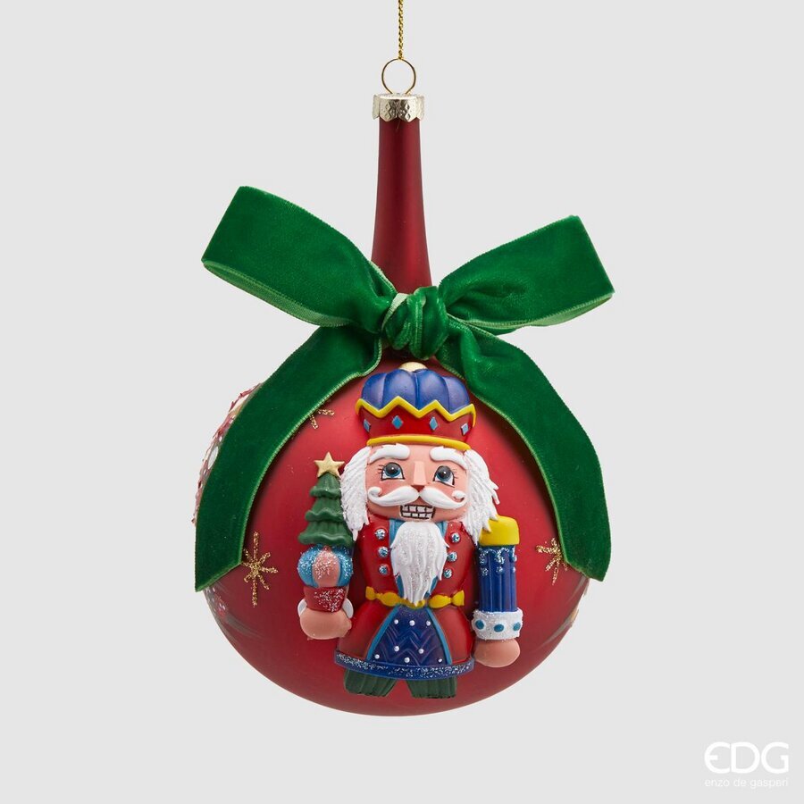 Realizzata in vetro soffiato a collo lungo di colore rosso con applicazione in resina raffigurante un soldatino schiaccianoci decorato con strass e glitter. Dimensioni: cm Ø 10 x 16 h. In negozio e online su tuttochic.live