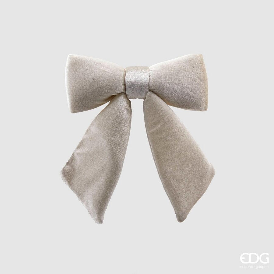 Fiocco in velluto medio bianco avorio. Ideale anche come puntale per albero o decorare una ghirlanda. Dimensione: cm 22 x 26 h. In negozio e online su tuttochic.live