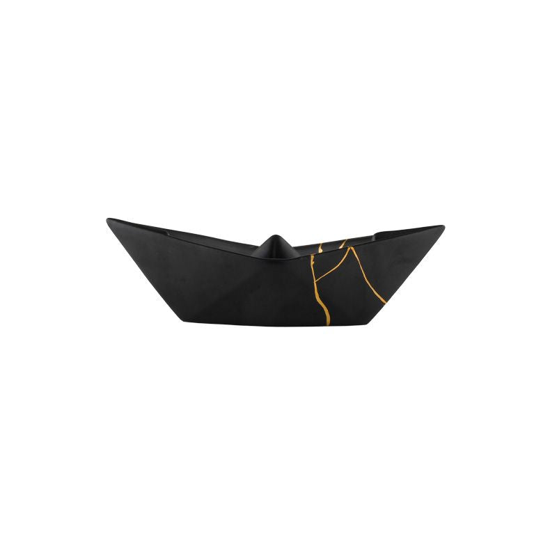 La Barchetta Origami Kintsugi in ceramica può essere utilizzata come portaoggetti, svuotatasche o fermacarte, Dimensioni: cm 21 x 9 x h 7. In negozio e online su tuttochic.live