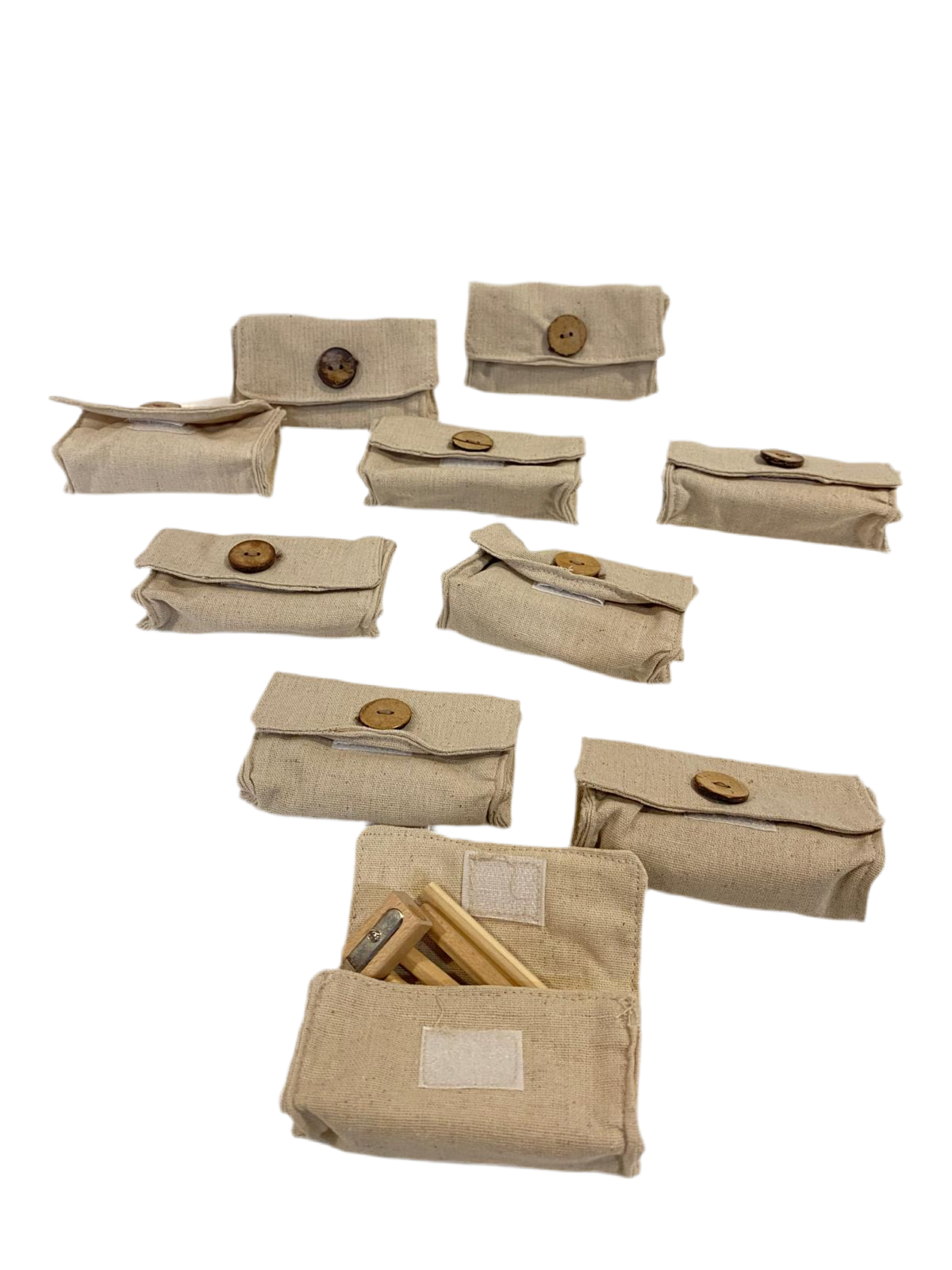 Set di 10 Sacchetti in tessuto con7 mini matite colorate e temperino in legno naturale Dimensioni: cm 10 x 3x6 h Confettata e astuccio non inclusi. tuttochic.live