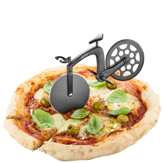Tagliapizza a forma di bicicletta con supporto in dotazione, in acciaio inox e plastica.