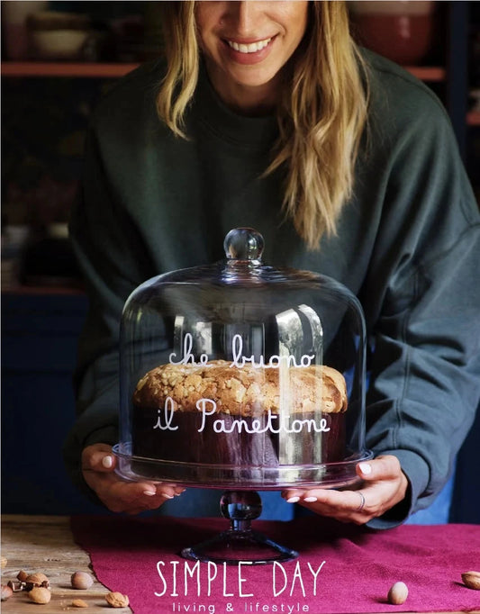 Elevate la presentazione del vostro panettone con la Campana "che buono il panettone". Un accessorio che protegge e mantiene la giusta umidità per una degustazione perfetta. Ideale anche come regalo. Realizzata in vetro soffiato a bocca artigianalmente. Dimensioni: cm Ø 24,5 x 24 h. In negozio e online su tuttochic.live