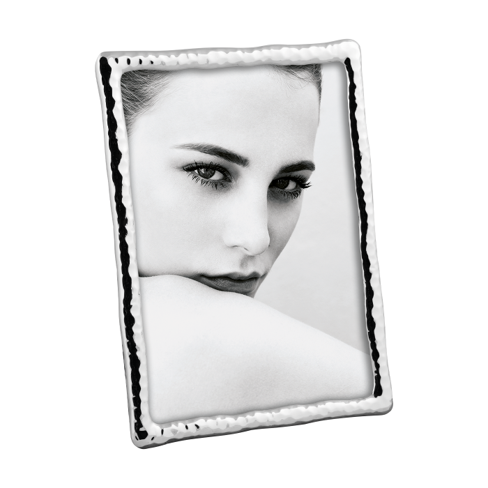 Portafoto metallo con finitura lucida. Orientabile in senso orizzontale e verticale. Disponibile in due misure 13X18 - 20X25. In negozio e online su tuttochic.live