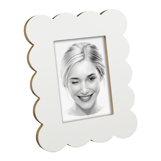 Questo portafoto può essere appeso o poggiato sia in verticale che in orizzontale, permettendoti di esporre le tue foto in modo versatile e raffinato. Disponibile in due formati per foto: cm 10 x 10 e 13 x 18. In negozio e online su tuttochic.live